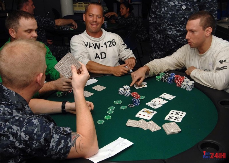 Poker là trò chơi đòi hỏi người chơi tính toán rất cẩn thận