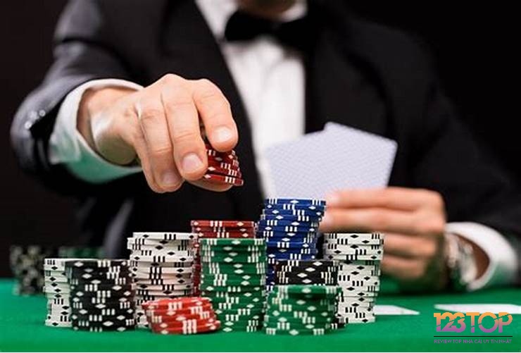 Tuân thủ luật poker, tránh vi phạm và xử lý tranh cãi một cách công bằng là quan trọng để duy trì tính chất hấp dẫn và thể thao trong trò chơi.