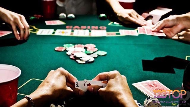 Khám phá chi tiết về các chiến thuật và mẹo chơi poker là gì nhé