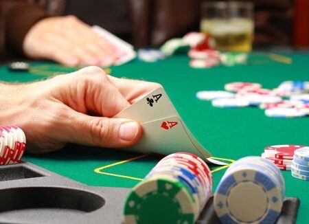 Poker là gì: Tìm hiểu về cách chơi và chiến thuật hiệu quả