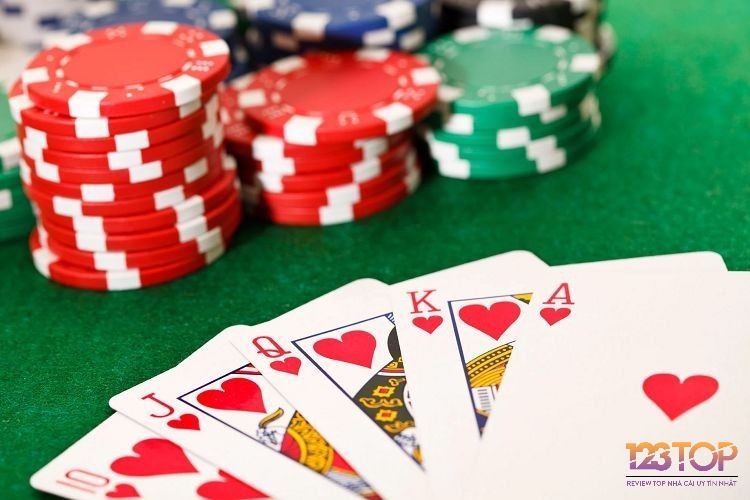 Tay bài mạnh nhất trong thứ tự poker là thùng phá sảnh