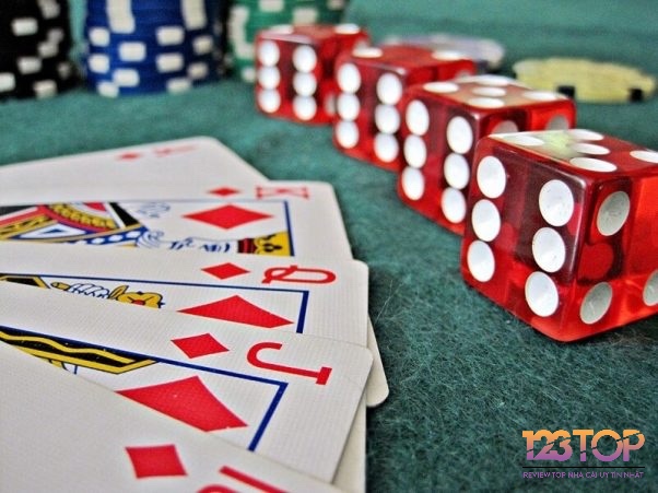 Khám phá những đặc điểm chính của thùng phá sảnh là gì trong poker nhé